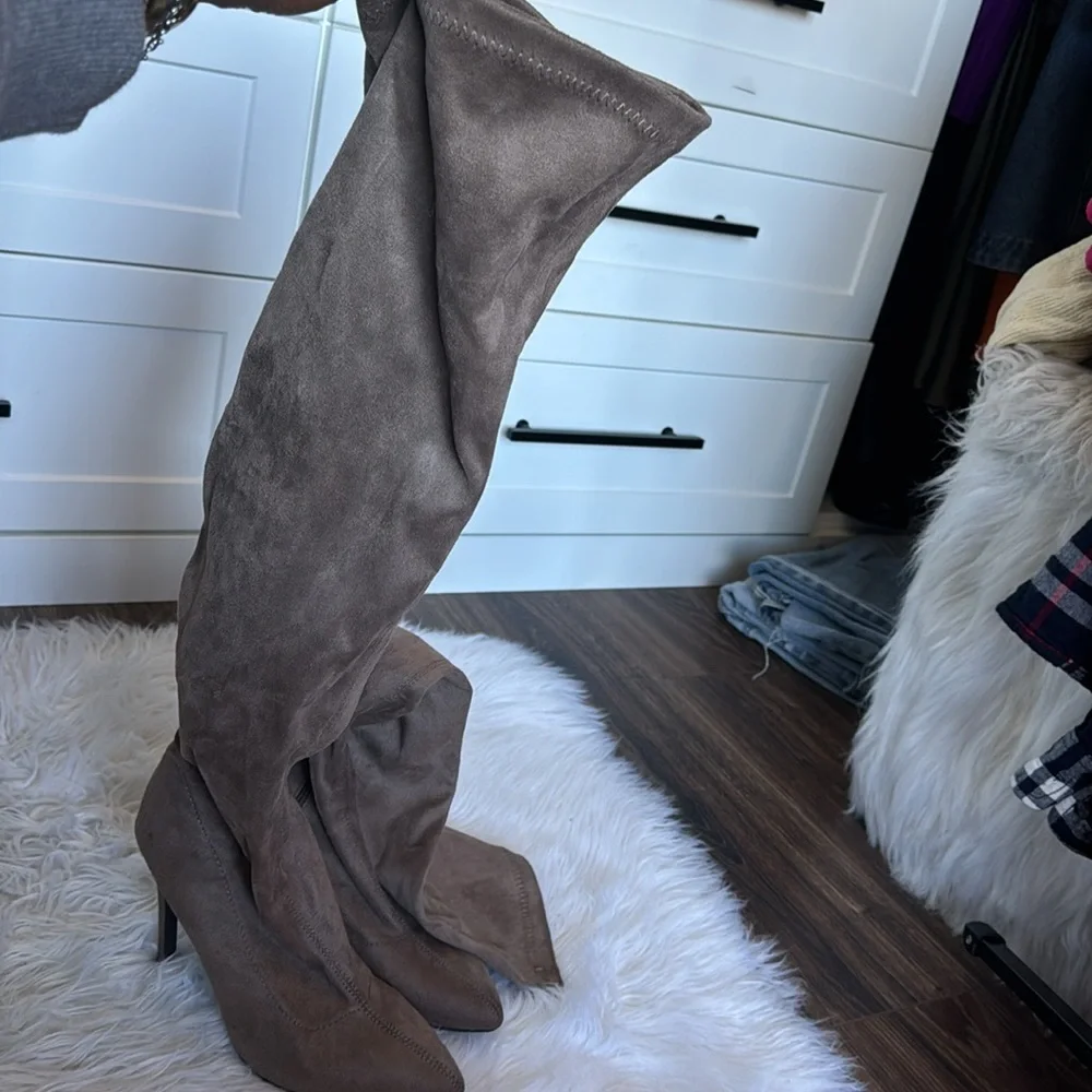 KNEE HIGH BOOTS